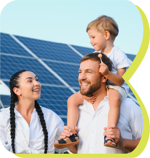 Familia puertorriqueña sonriendo frente a paneles solares.