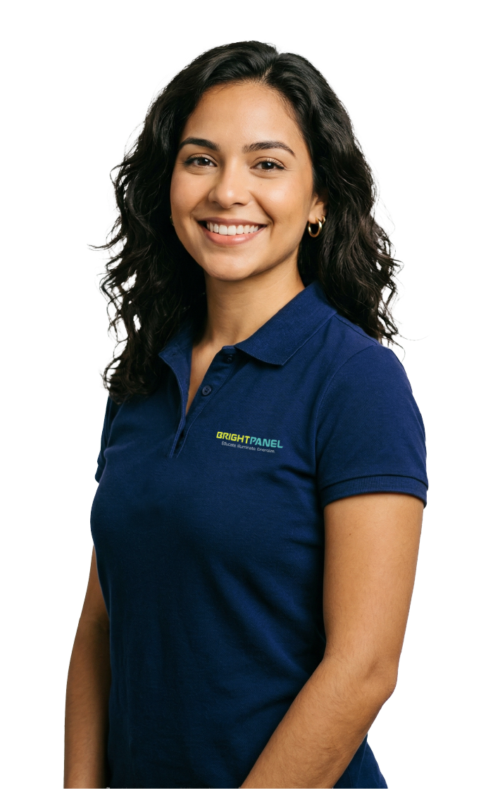 Consultora de BrightPanel sonriendo frente al motivo de la marca.