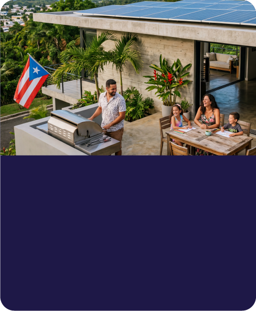 Familia puertorrique&ntilde;a disfrutando de un hogar con energ&iacute;a solar.