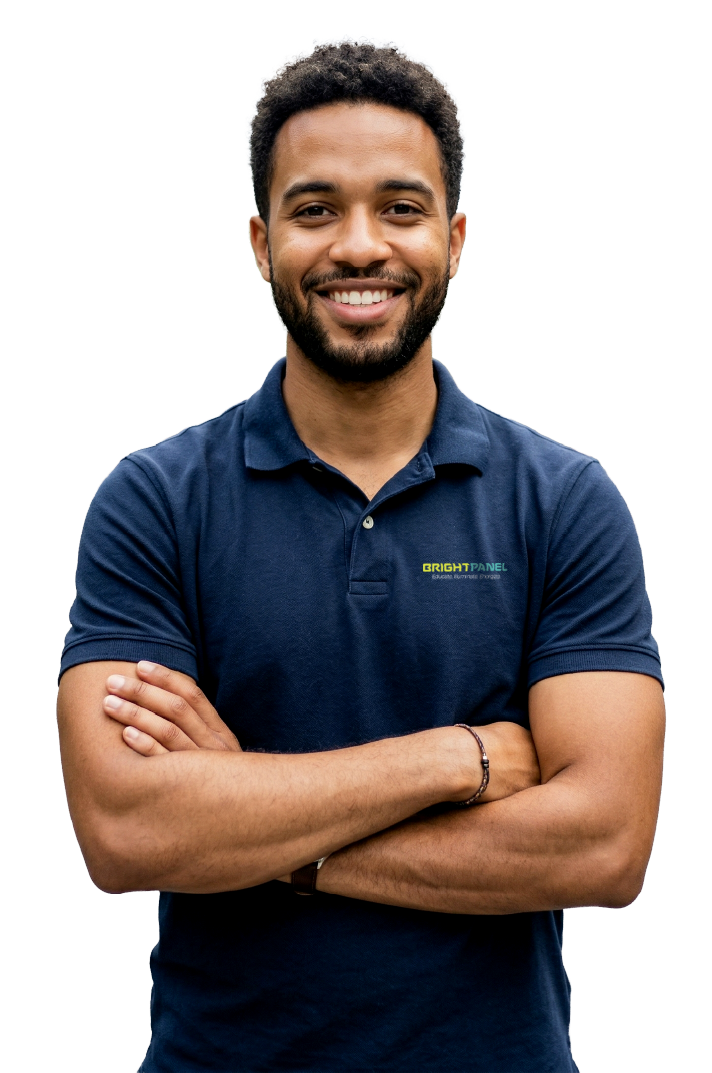 Consultor de BrightPanel sonriendo frente al producto solar.