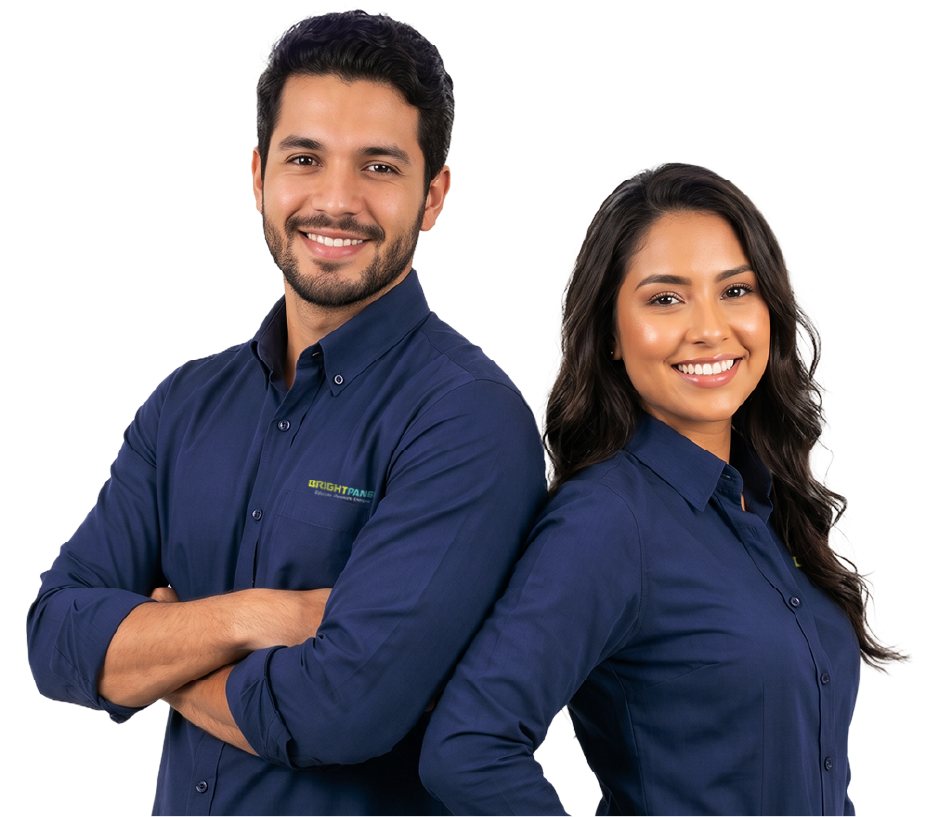Dos consultores de BrightPanel con camisa de la marca, espalda con espalda.